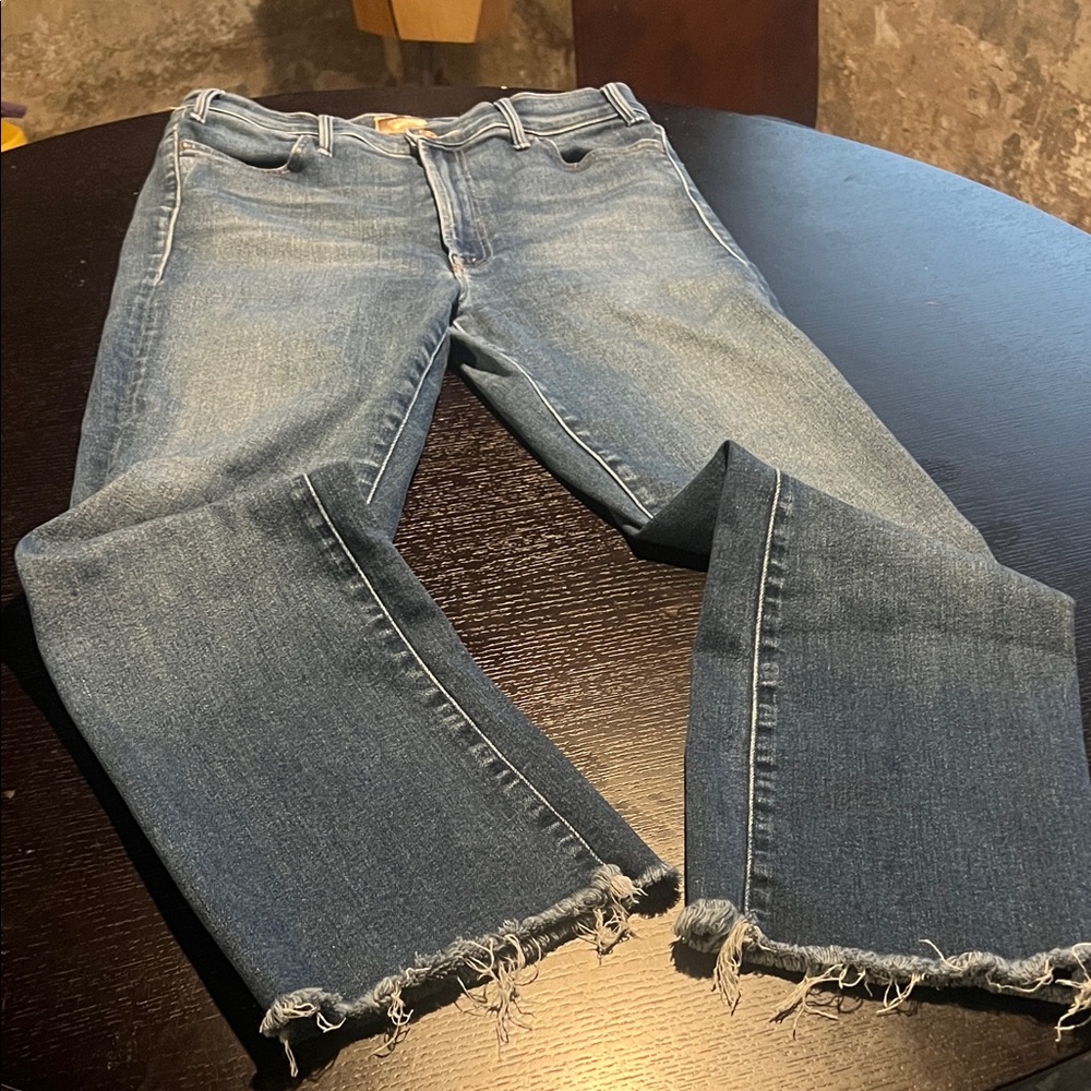 Mother jeans “the hustler ankle fray”. No size tag. Look like 31 or 32.